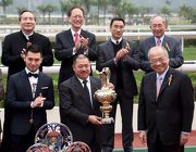 圖四、五、六: 香港賽馬會董事周松崗爵士在百週年紀念銀瓶頒獎儀式上，將冠軍獎盃頒予「威爾頓」的馬主鄭強輝、以及銀碟予練馬師約翰摩亞及騎師莫雷拉。