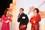 Photo 5, 6<br>
Popular artistes Ram Chiang and Rita Carpio select their favorite CNY-themed merchandise for each other.
