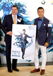 Photos10, 11:<br>
Mr William A. Nader, Mr Newman Tsang and Mr Kevin Coon present a souvenir to Donnie Yen at the press conference.  