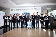 眾嘉賓於2015寶馬香港打吡大賽獲選參賽馬匹名單公佈會後合照。 
