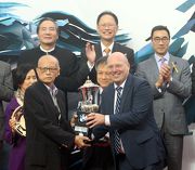 寶馬集團香港、澳門及台灣進口業務部副總裁孔楷文先生頒發紀念品予「戰利品」的馬主代表。