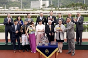 圖六、七、八:<br>
香港賽馬會主席葉錫安博士於賽後舉行的頒獎禮上，將主席錦標的冠軍獎盃及銀碟頒予「步步友」的馬主李福鋆醫生及夫人、練馬師代表及騎師莫雷拉。