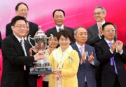 澳門賽馬會副主席兼執行董事梁安琪女士（右）將澳港盃冠軍獎盃頒予頭馬「夢仙」的馬主陳華新。