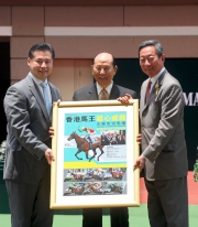 香港賽馬會主席葉錫安博士(右)致送「雄心威龍」的珍藏紀念相予馬主林培雄(中) 及林顯裕 (左)。