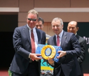 香港賽馬會行政總裁應家柏致送紀念綵帶予練馬師苗禮德(左)。