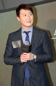 Photo 4, 5: Leon Lai wears the Royal Oak Chronograph QEII Cup 2015 Limited Edition watch which has been made especially for this year Audemars Piguet QEII Cup. 