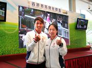 香港獨木舟隊代表何賢藝 (右) 及滑浪風帆隊代表鄭國輝 (左) 於「香港賽馬會社群日」上分享他們的生涯規劃及個人經歷。