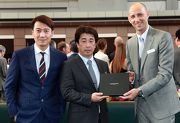 Before the race, Mr Tim Sayler, Chief Marketing Officer of Audemars Piguet and Leon Lai, Ambassador of the Audemars Piguet QEII Cup 2015 jointly present a cash prize and a souvenir to the Stables Assistant responsible for Staphanos, the Best Turned Out Horse in the AP QEII Cup.
