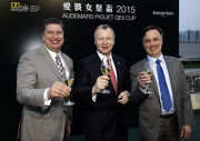 香港賽馬會行政總裁應家柏、賽馬事務執行總監利達賢及評磅及賽事策劃部主管紀禮澤 (右) 祝酒同賀2015年愛彼女皇盃圓滿舉行。