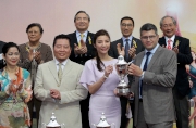 嘉士伯香港有限公司董事總經理 - 香港、澳門、台灣艾天賜將冠軍獎盃頒予「好加加」的馬主史佩加。
