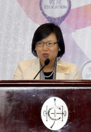Under Secretary for Home Affairs Florence Hui praised the Club for its proactive participation in charitable causes and for its close support for the community through projects undertaken by the 18 District Councils.