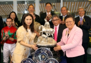 Photo 4, 5, 6:<br>
At the trophy presentation ceremony, Club Steward Dr Rita Fan Hsu Lai Tai (right) presents the Queen Mother Memorial Cup to Wilson Woo Ka Wah (Photo 5: front row, centre), owner of race winner Helene Happy Star, as well as winning trainer John Moore and jockey Neil Callan.