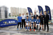 The Cluba?s Chief Executive Officer Winfried Engelbrecht-Bresges (centre); Deputy Director of the HKJC Sports Medicine and Health Sciences Centre of the Chinese University of Hong Kong Dr Patrick Yung (3rd  right) and Project Leader Hardaway Chan Chun-kwan(1st  right); Technical Director and Head Coach of Hong Kong Representative Team of The Hong Kong Football Association (HKFA) Kim Pan-gon(3rd  left); Head of Football Development Paul Woodland (2nd  left); Hong Kong Head Coach of Manchester United Soccer School Christopher Oa?Brien (2nd  right) and the teacher and students from the participating school pose for a photo.