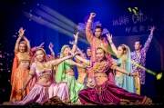 熱情Bollywood Dance – 融合古典印度舞與現代街頭舞表演，舞者身穿華麗衣飾配上珠寶，隨?強勁節拍搖曳生姿，舉手投足都教人看得入迷