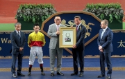 Owner Mr Howard Liang Yum Shing presents a framed California Memory horseshoe to the Hong Kong Jockey Club Chairman Dr Simon Ip. 