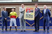 香港賽馬會主席葉錫安博士致送「加州萬里」的珍藏紀念相予馬主梁欽聖。