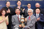 圖 5, 6, 7: 馬會董事李家祥博士於賽後頒發太子珠寶鐘錶精英盃獎盃予頭馬「風花雪月」的馬主代表(圖5)。練馬師代表(圖6)及騎師羅理雅(圖7)亦各獲頒銀碟一具。