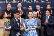 太子珠寶鐘錶集團副主席及執行董事鄧宣宏雁女士頒發紀念品予練馬師代表。