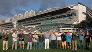 馬會賽馬事務執行總監利達賢(左七) 和其他幹事與在場練馬師一同開香檳，祝願新馬季順利。