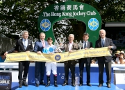 香港賽馬會行政總裁應家柏（左二）頒發獎盃予香港賽馬會拜倫錦標頭馬Bello Matteo的馬主、騎師以及練馬師後，與法國賽馬會總裁Thierry Delegue (左一) 及國際賽馬組織聯盟主席Louis Romanet (右一)合照。