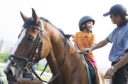 小朋友有機會近距離接觸及策騎小馬，學習如何與動物相處及訓練耐性，活動亦灌輸愛護動物觀念。
