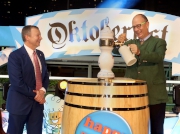 圖 1, 2, 3:<br>
德國駐港總領事 Nikolaus Graf Lambsdorff（右）由馬會行政總裁應家柏陪同下斟滿首杯啤酒，象徵今年快活谷啤酒節正式開始。