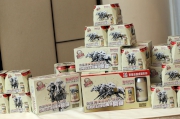 馬會獲得長期贊助商獅威啤酒的支持，將於季初推出以馬季開鑼為主題的限量版罐裝啤酒，並安排於各零售點發售。