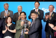 花旗集團香港及澳門區行長盧韋柏頒發獎盃予「上浦猛將」的馬主金慶源。
