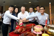 Photo 3, 4:<br>
Senior Club officials carve the roasted pigs at the bai-sun ceremony.