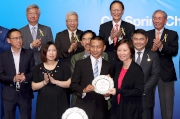 花旗銀行香港區總經理伍燕儀頒發銀碟予「上浦猛將」的練馬師沈集成。