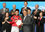 花旗集團大中華區金融市場及證券服務主管莫兆鴻頒發銀碟予「上浦猛將」的騎師梁家俊。