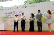 JCCPA Director Professor Timothy Kwok (2nd right); the Dementia Concern Campaigna?s Honorary Ambassador, celebrity Paula Tsui (centre); and representatives from the Regional Mission Persons Unit of Hong Kong Island Regional Headquarters, Hong Kong Police Force (1st and 2nd left) share their experiences of participating in the campaign.