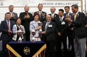 六福集團主席兼行政總裁黃偉常致送獎盃予頭馬「包裝奔馳」馬主李運強的代表。