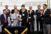 六福珠寶「愛恆久」系列代言人林致送小型獎盃予得獎練馬師姚本輝。