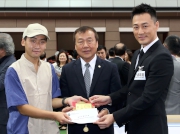 Vincent Tse, Deputy Chairman and Deputy General Manager, Lukfook Group, and Raymond Lam, the spokesperson of Love Forever collection, jointly present a prize of HK$1,500 and a souvenir to the Stables Assistant responsible for Kabayan, the Best Turned Out Horse in the Lukfook Jewellery Cup.