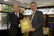 Club Steward Silas Yang (right) is presented with a souvenir by SJS Chairman Dr David Li (left) as a token of thanks for the Cluba?s long-standing support to SJS.