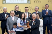 東方表行集團主席楊明標博士伉儷（右）致送紀念品予「詠彩繽紛」的馬主代表。