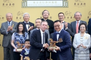 東方表行集團董事總經理楊衍傑（右）致送紀念品予「詠彩繽紛」的練馬師蔡約翰。