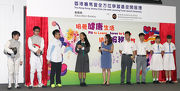 中華基督教會基智中學學生溫卓然(左四)、廖宇波(左五)及其他同學分享基金如何協助他們發展所長。