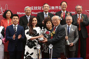 中銀國際控股有限公司副董事長林廣兆致送紀念品予「美麗之星」的馬主代表。