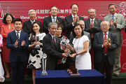 Mrs Ann Kung Yeung Yun Chi, Deputy Chief Executive of Bank of China (Hong Kong) Limited, presents a crystal trophy to trainer Tony Cruz.
