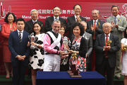 Wendy Tsang Kam Yin, General Manager, Private Banking of Bank of China (Hong Kong), presents a crystal trophy to jockey Gerald Mosse.