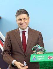 LONGINES副總裁暨國際市場總監Juan-Carlos Capelli啟動浪琴表香港瓶的排位抽籤程序，抽出首匹進行排位的參賽馬。