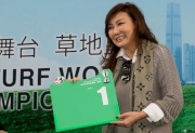 浪琴表香港瓶 – 練馬師告東尼的太太為香港代表「喜蓮巨星」抽得第1檔。