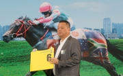 浪琴表香港短途錦標 - 「大運財」的馬主潘蘇通為其愛駒抽得第6檔。
