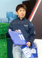 浪琴表香港一哩錦標 – 日本賽駒「滿樂時」的代表為該駒抽得第11檔。