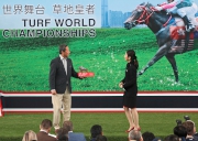 馬會主席葉錫安博士啟動浪琴表香港盃的排位抽籤程序，抽出首匹進行排位的參賽馬。