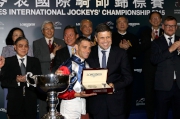 LONGINES副總裁暨國際市場總監Juan-Carlos Capelli致送一枚LONGINES名匠系列腕表予浪琴表國際騎師錦標賽冠軍雷景勳。