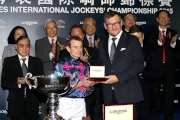 斯沃琪集團（香港）董事總經理盧克勤致送獎牌予浪琴表國際騎師錦標賽亞軍莫雅。