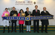 「首飾太陽」的馬主及騎練於香港經典一哩賽頒獎禮上合照。
